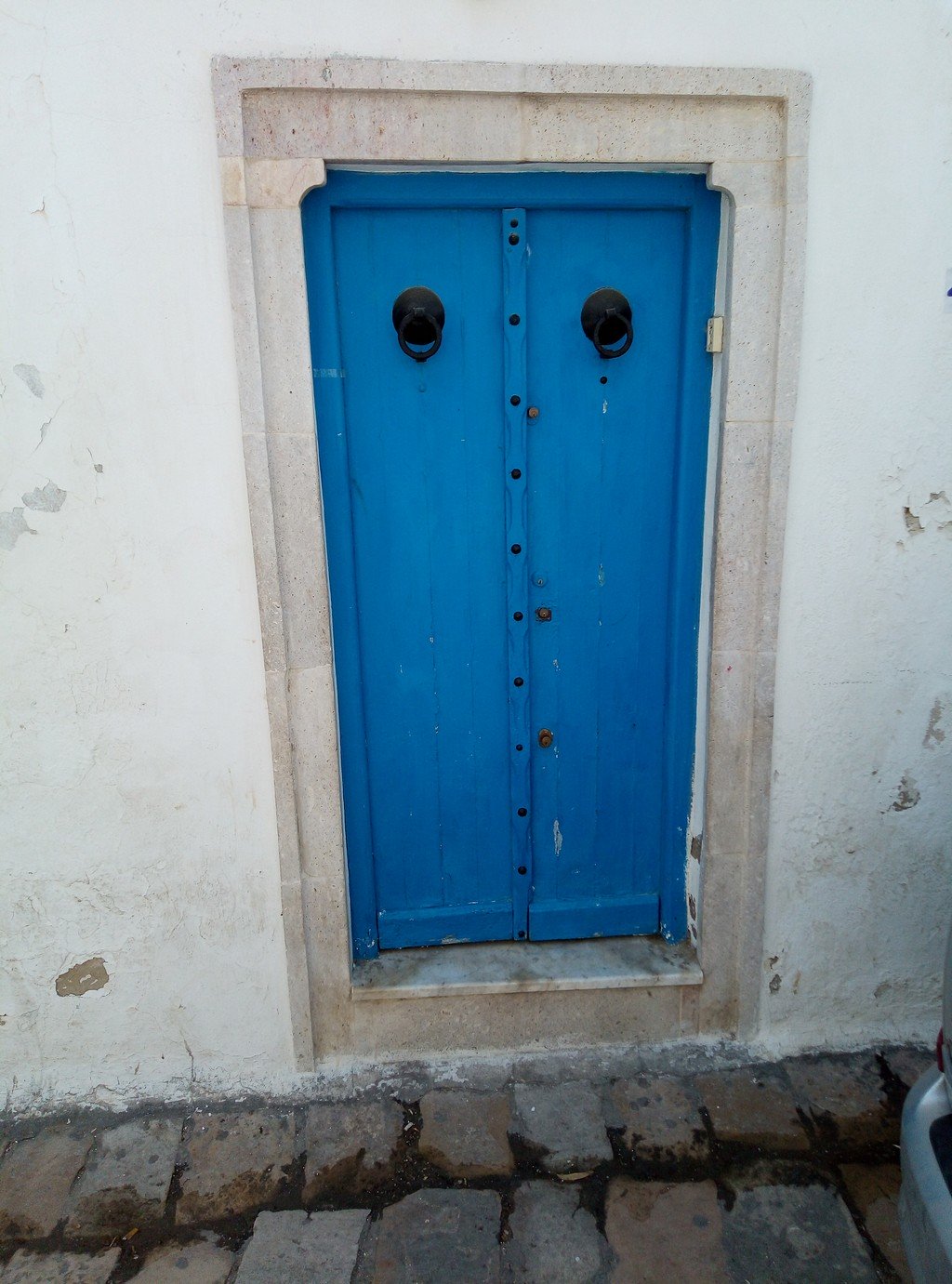 Сиди-Бу-Саид, сиди бу саид, тунис, экскурсия, город, символ туниса, ладонь, почему тунис, почему, стоит ли ехать, стоит ли, фото, фотографии, картинки, голубое, белое, синее, синий, дом, здание, море, залив, белый, дверь, окно, карфаген, как проехать, куда, где, сине-белое, сине-белый, голубые, двери, рука, брелок, флаг, герб, ладонь с дверью, голубая дверь, голубое окно, синяя дверь, 